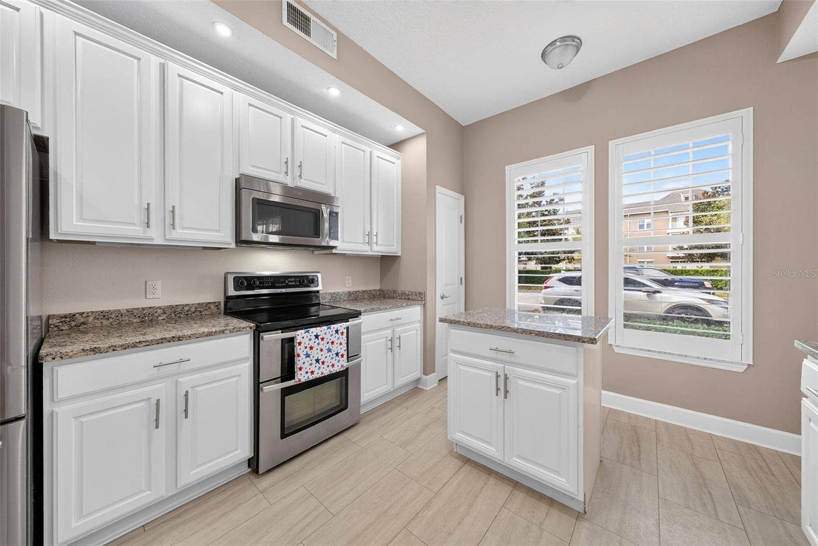 1231 WRIGHT CIRCLE, #108, Celebration, FL 34747 Kitchen