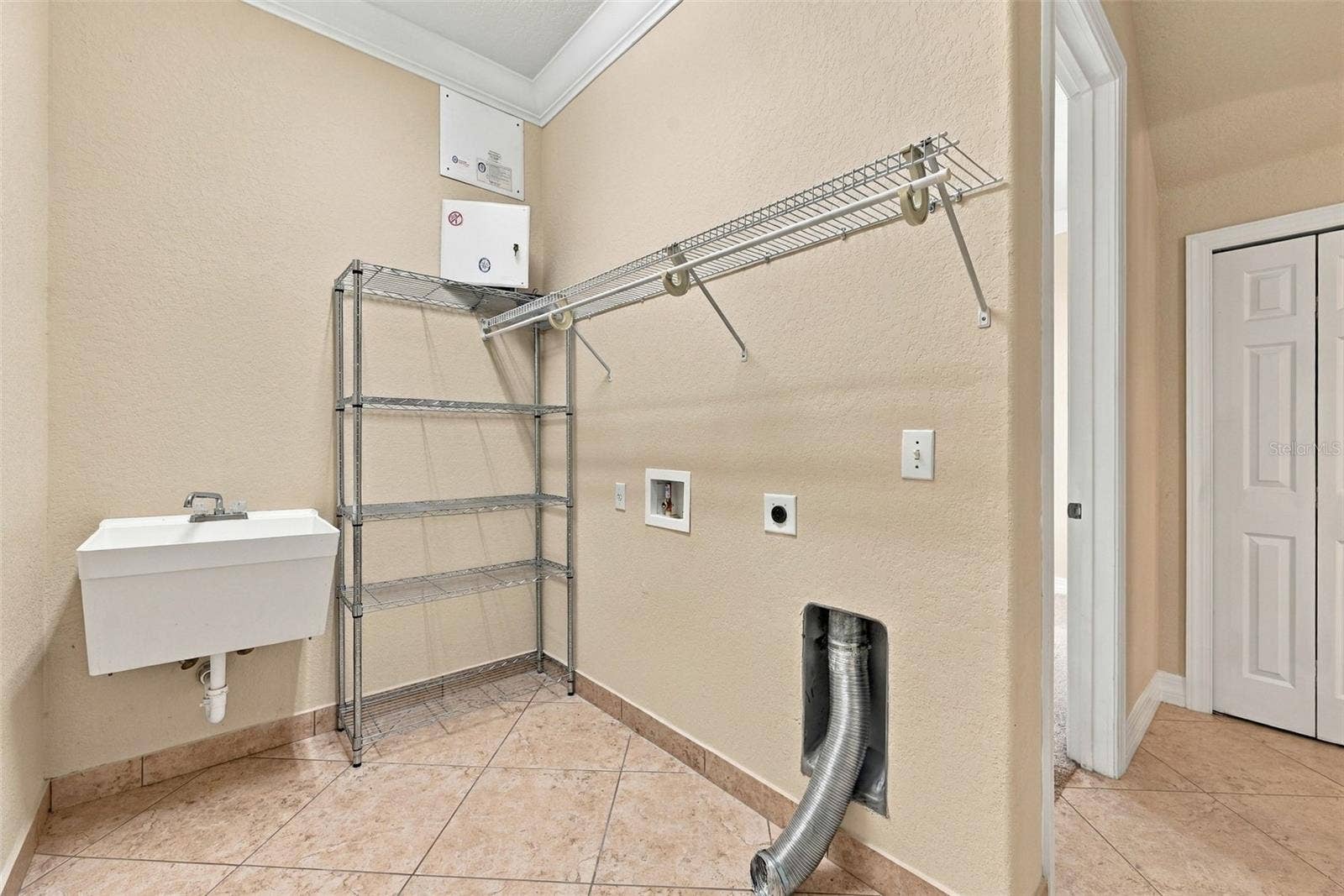 2139 TILLMAN AVENUE, Winter Garden, FL 34787 Laundry Room with Sink