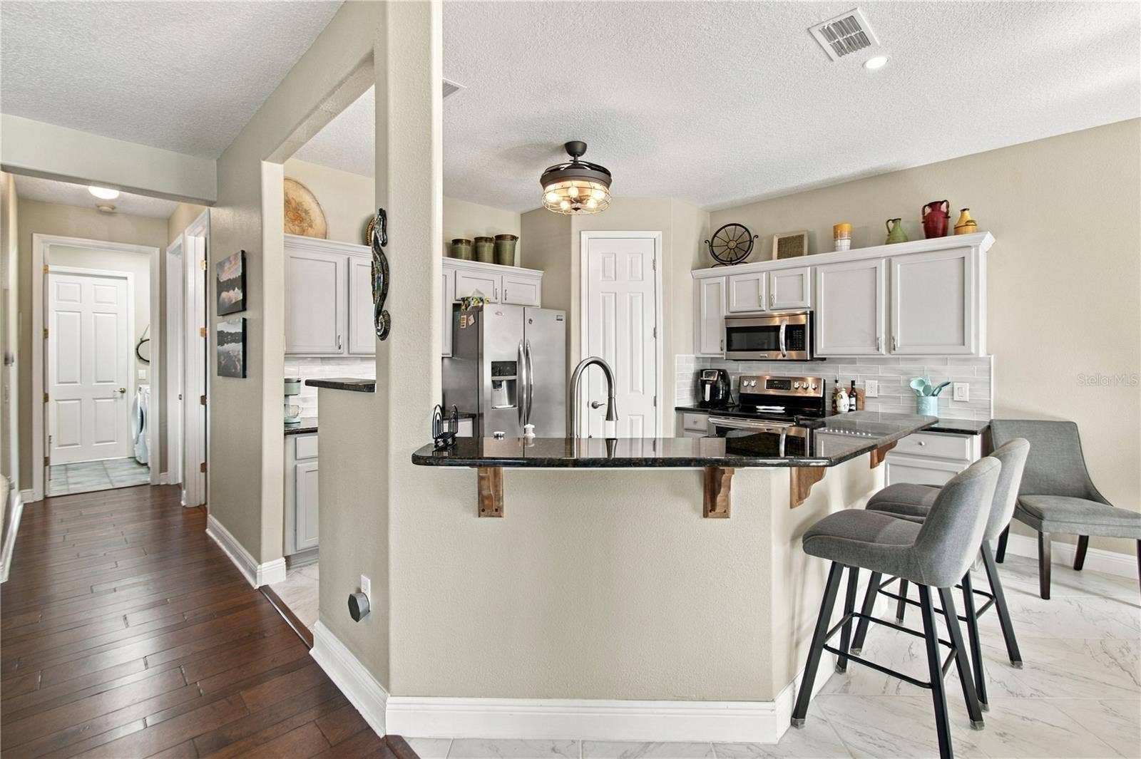 BREAKFAST BAR