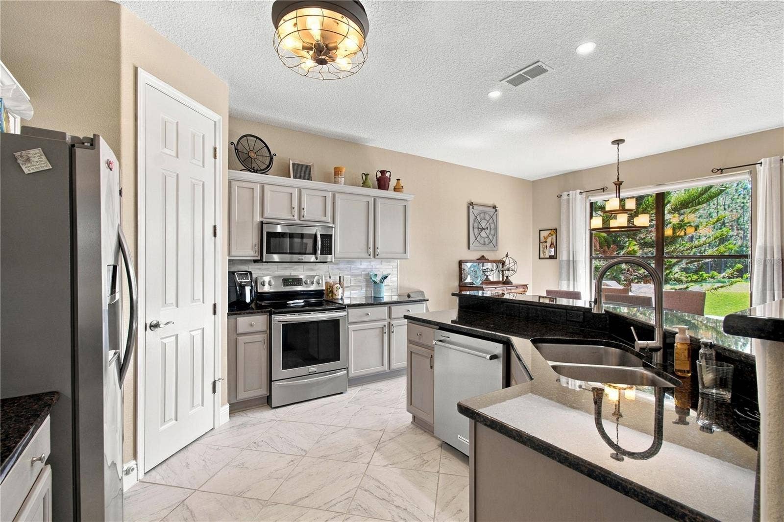 SPACIOUS KITCHEN
