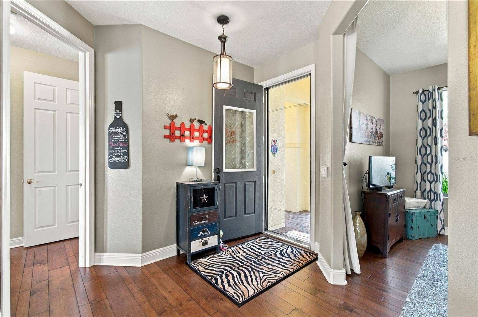 FOYER ENTRY