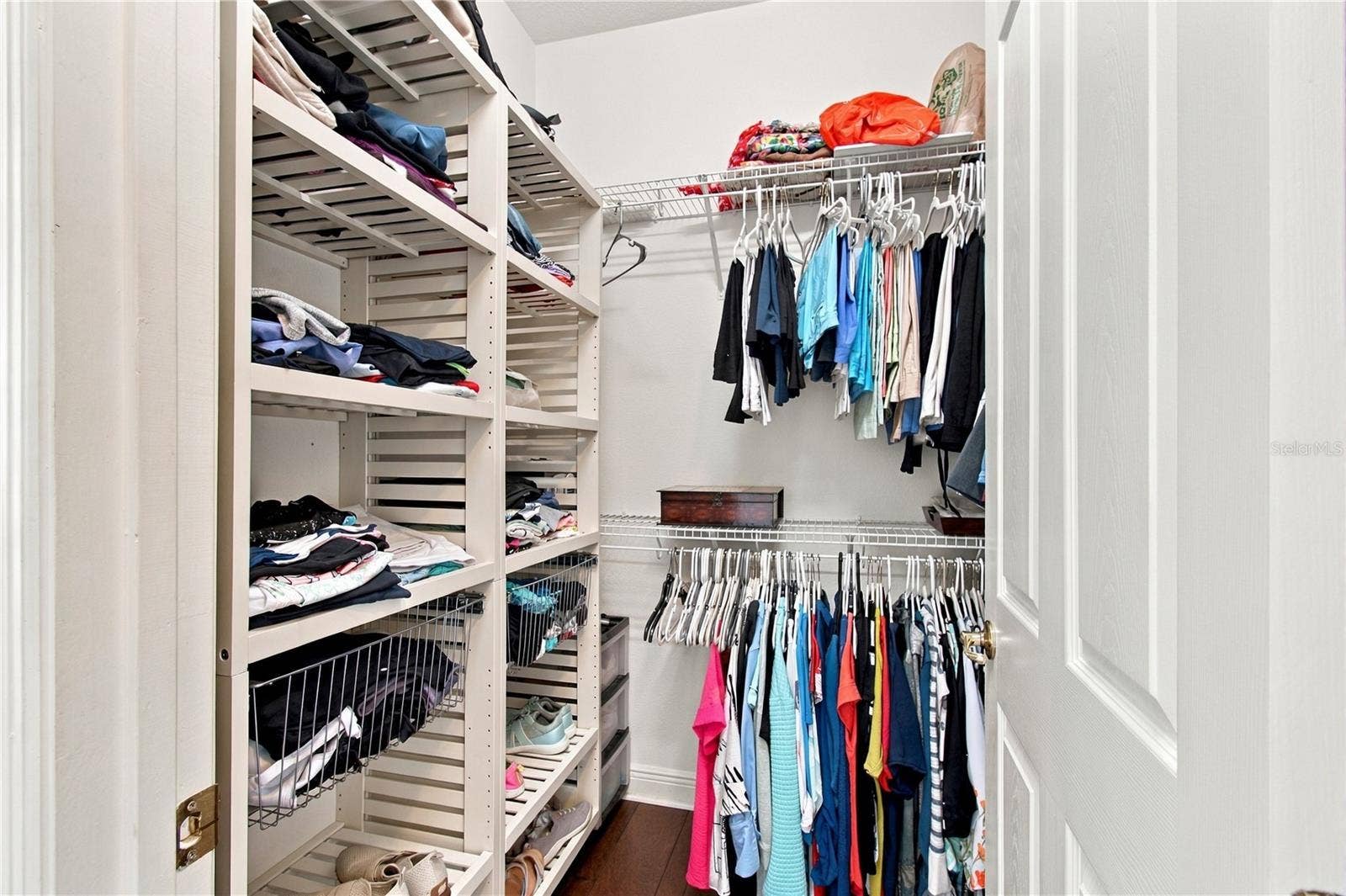 WALK-IN CLOSET