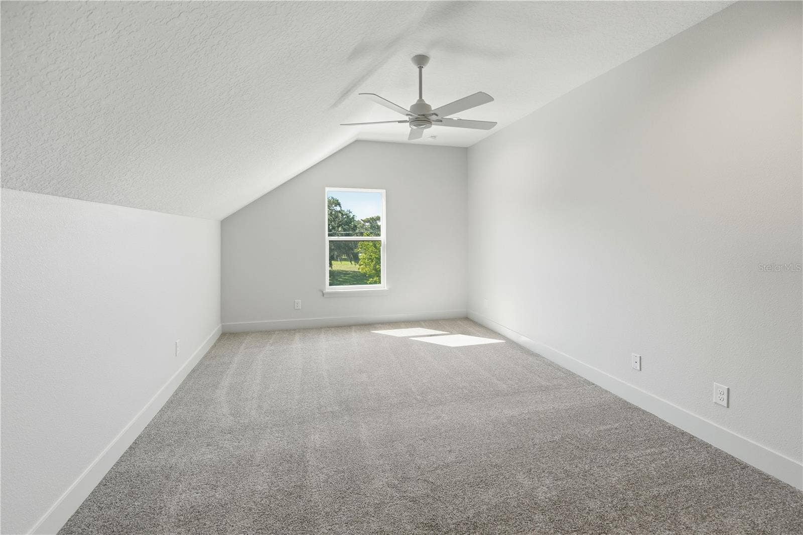 UPSTAIRS BEDROOM