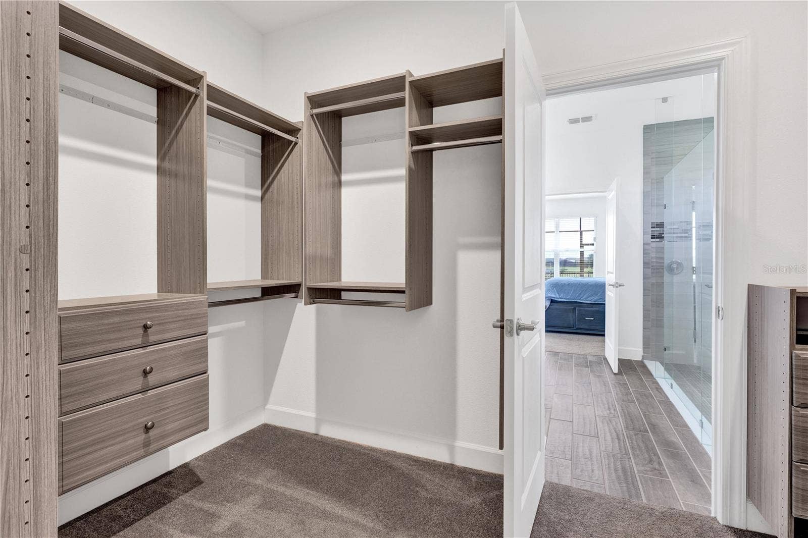 CUSTOM WALK-IN CLOSET