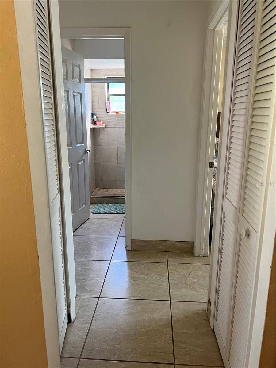1557 WYMAN CIRCLE, Kissimmee, FL 34744 Hallway/ Splits bedrooms