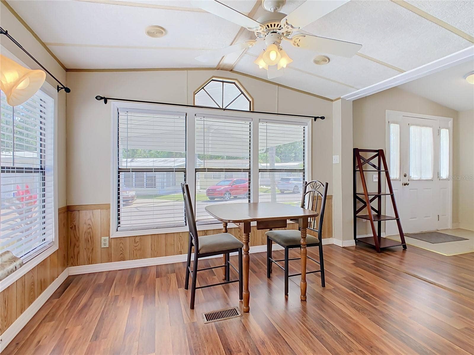 9000 US HWY 192, #897, Clermont, FL 34714 Dining area
