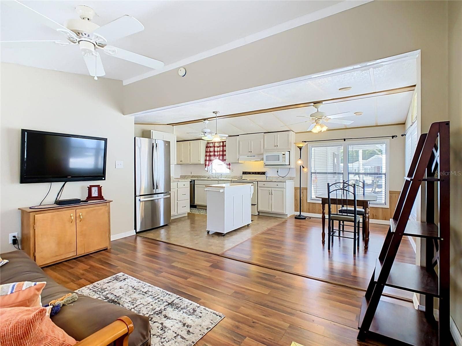 9000 US HWY 192, #897, Clermont, FL 34714 Open plan living/dining/kitchen