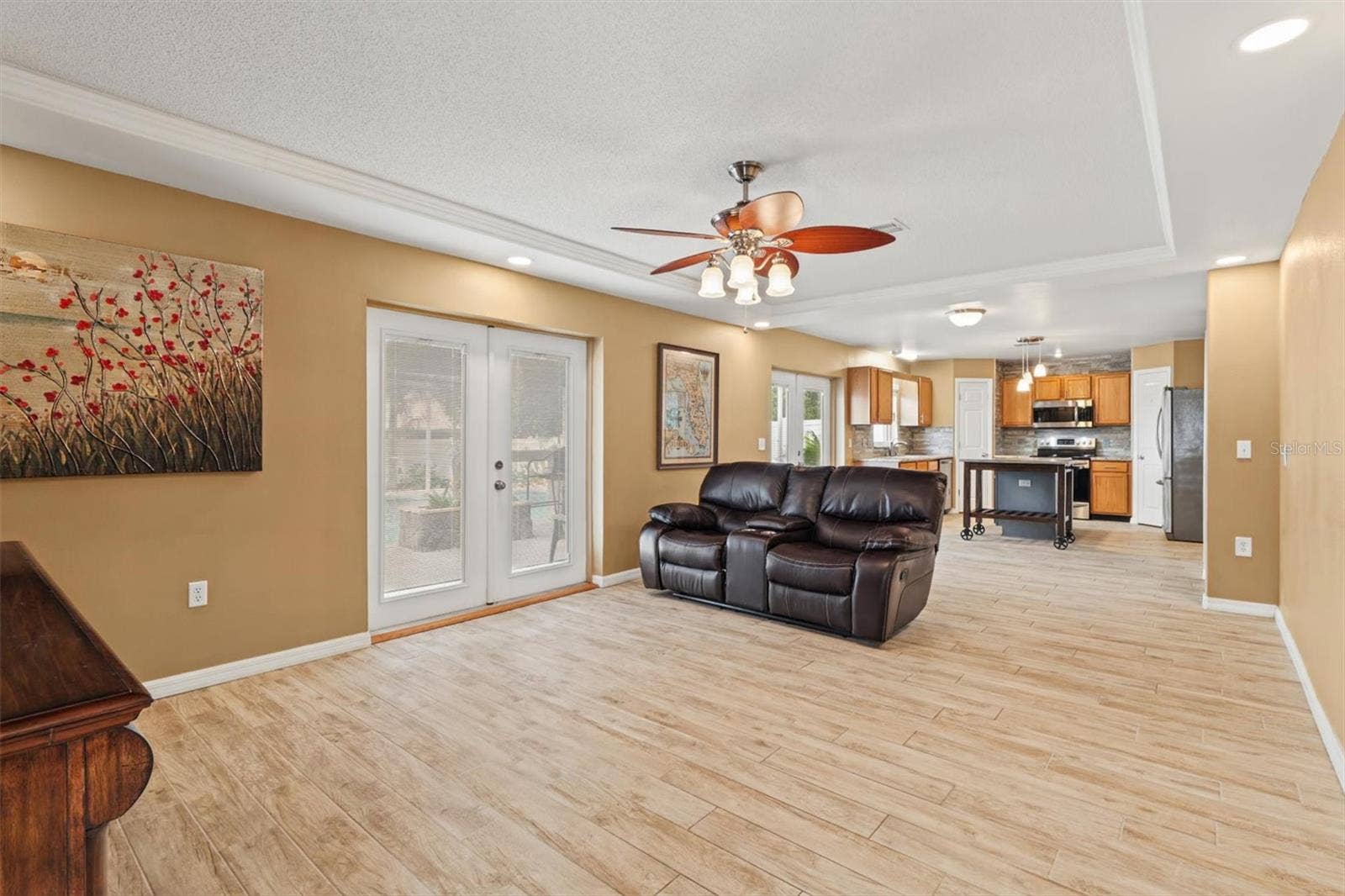 Open Living Room - Elegant Tray Ceiling