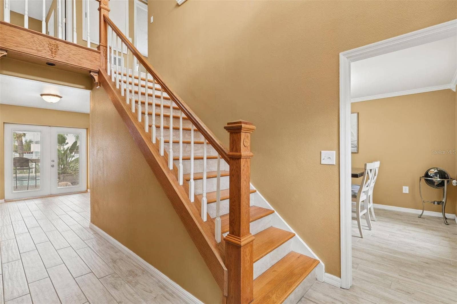 Entry Foyer/Staircase