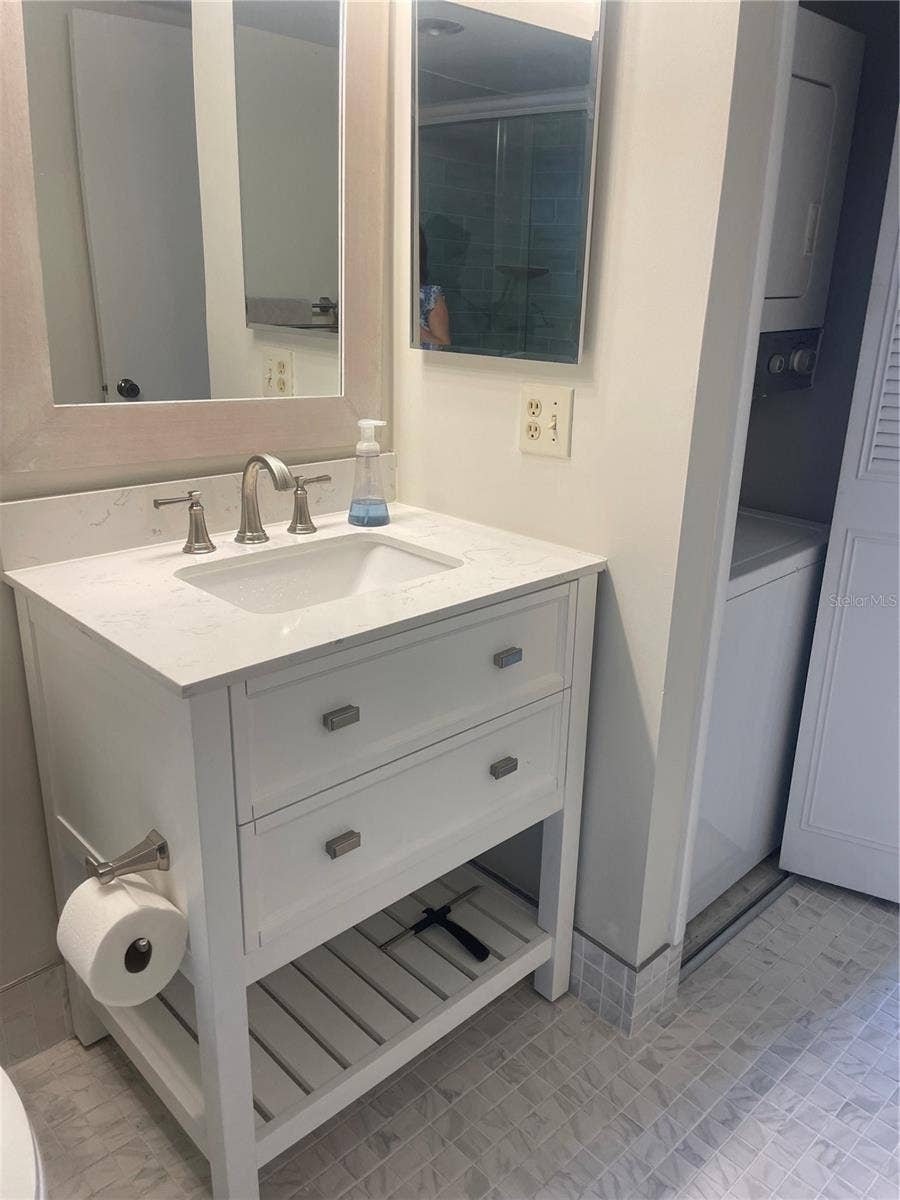 400 ISLAND WAY, #908, Clearwater Beach, FL 33767 Guest Bathroom3