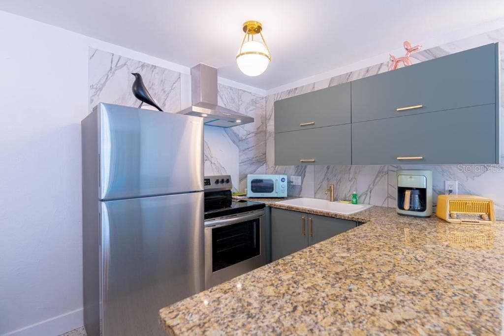 648 POINSETTIA AVENUE, Clearwater Beach, FL 33767 648 POINSETTIA AVENUE, Clearwater Beach, FL 33767
