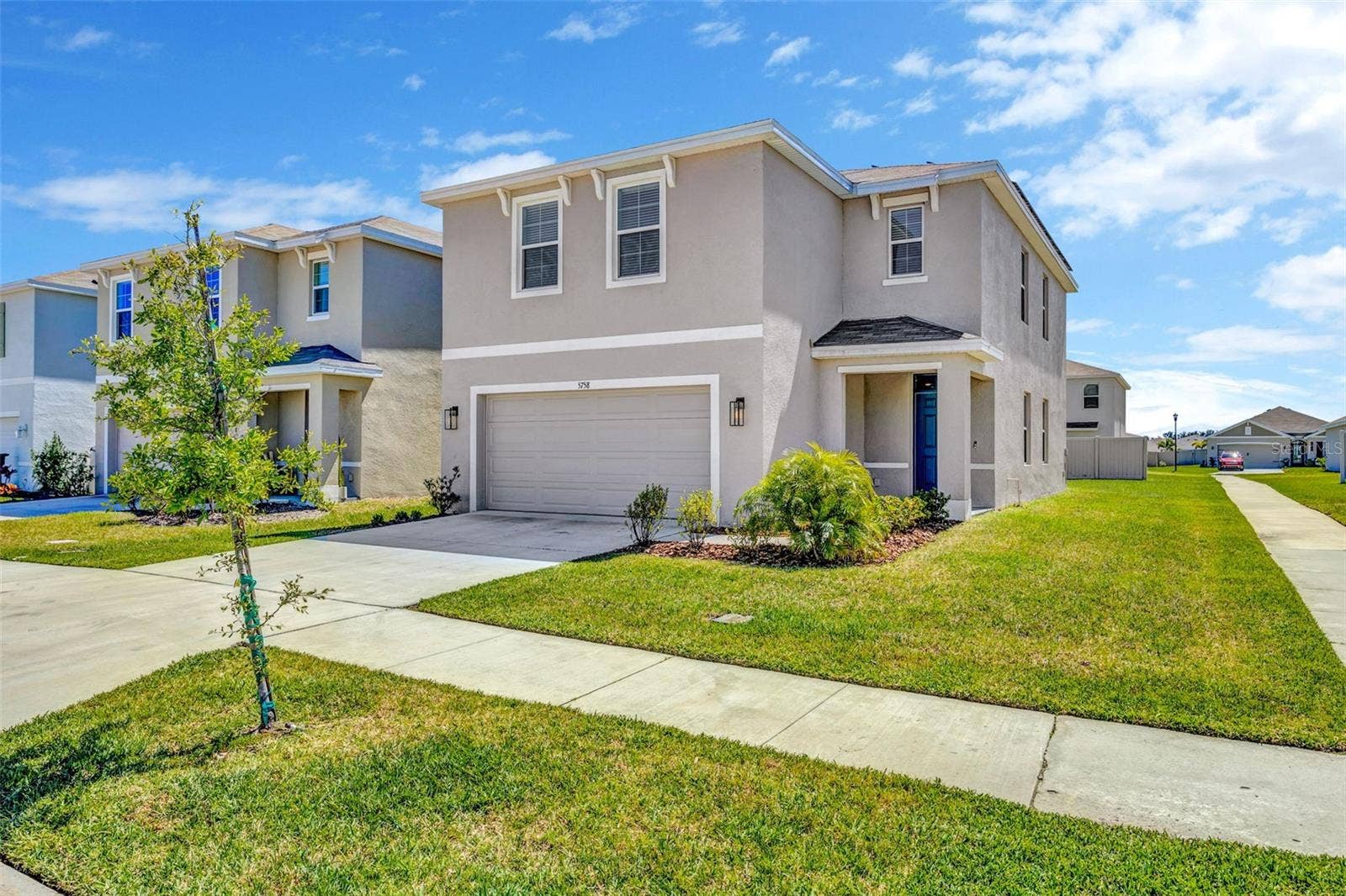 5758 HOLLINGWORTH TRAIL, Wesley Chapel, FL 33545 Walking path down the side of the house makes getting around the neighborhood a breeze.