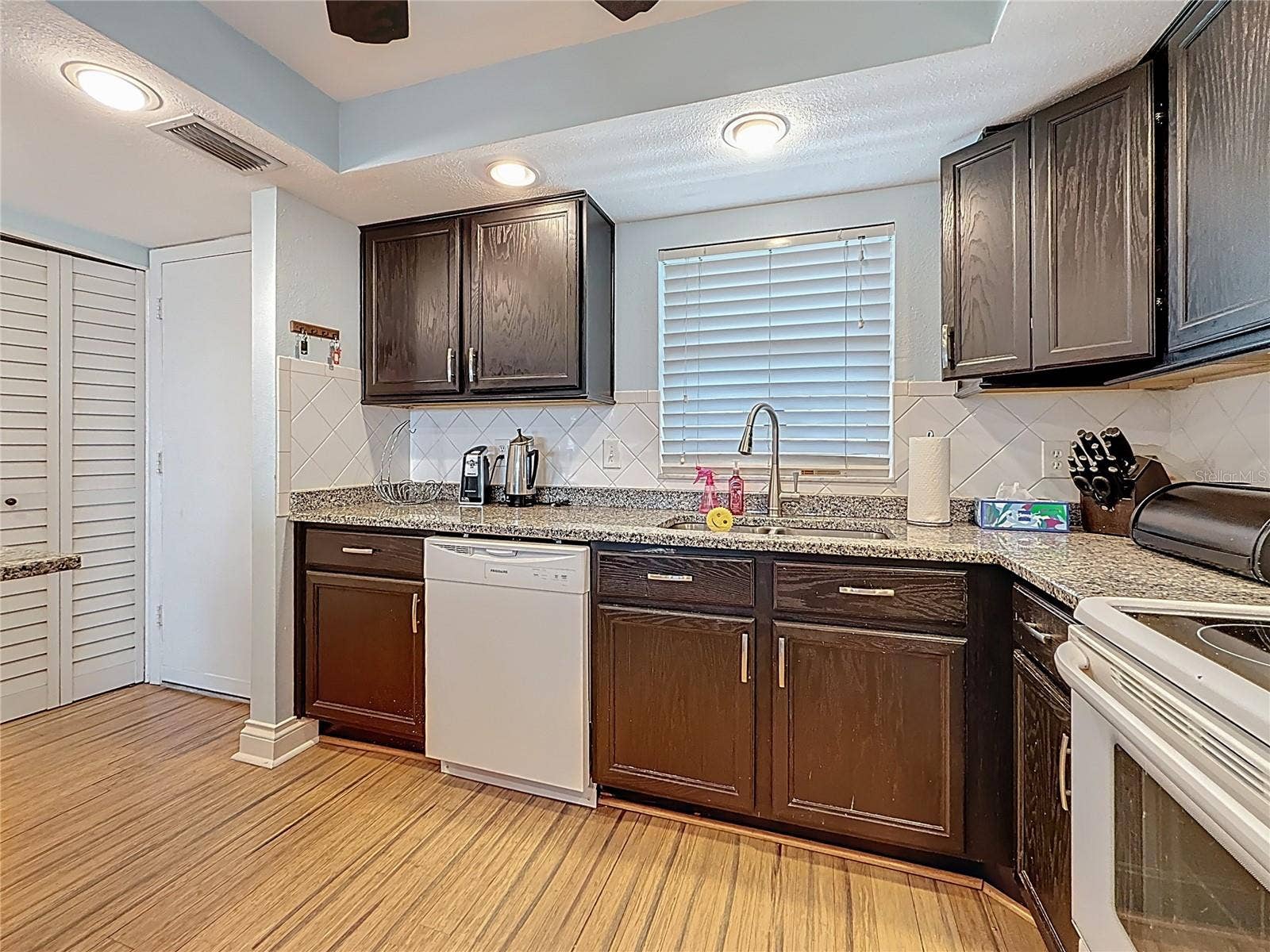 4725 COVE CIRCLE, #908, St Petersburg, FL 33708 Nice view of the kitchen area - lots of nice counter space.