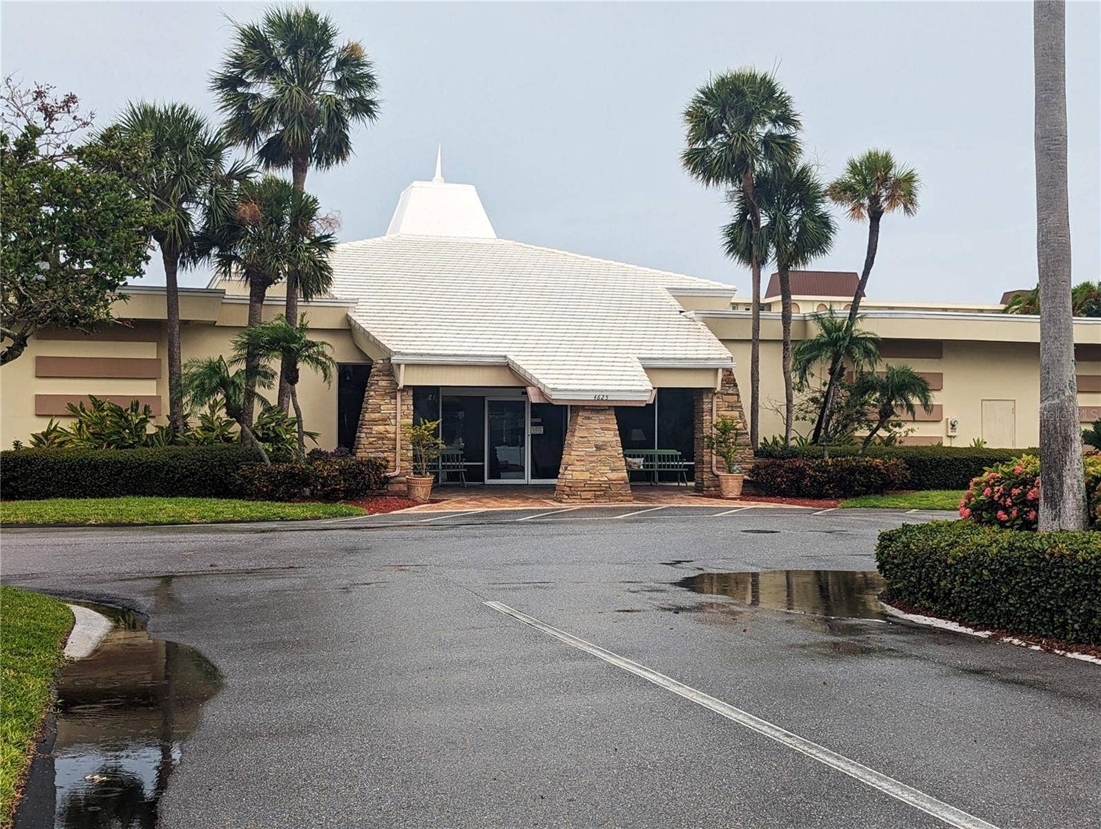 4725 COVE CIRCLE, #908, St Petersburg, FL 33708 Front view of the clubhouse