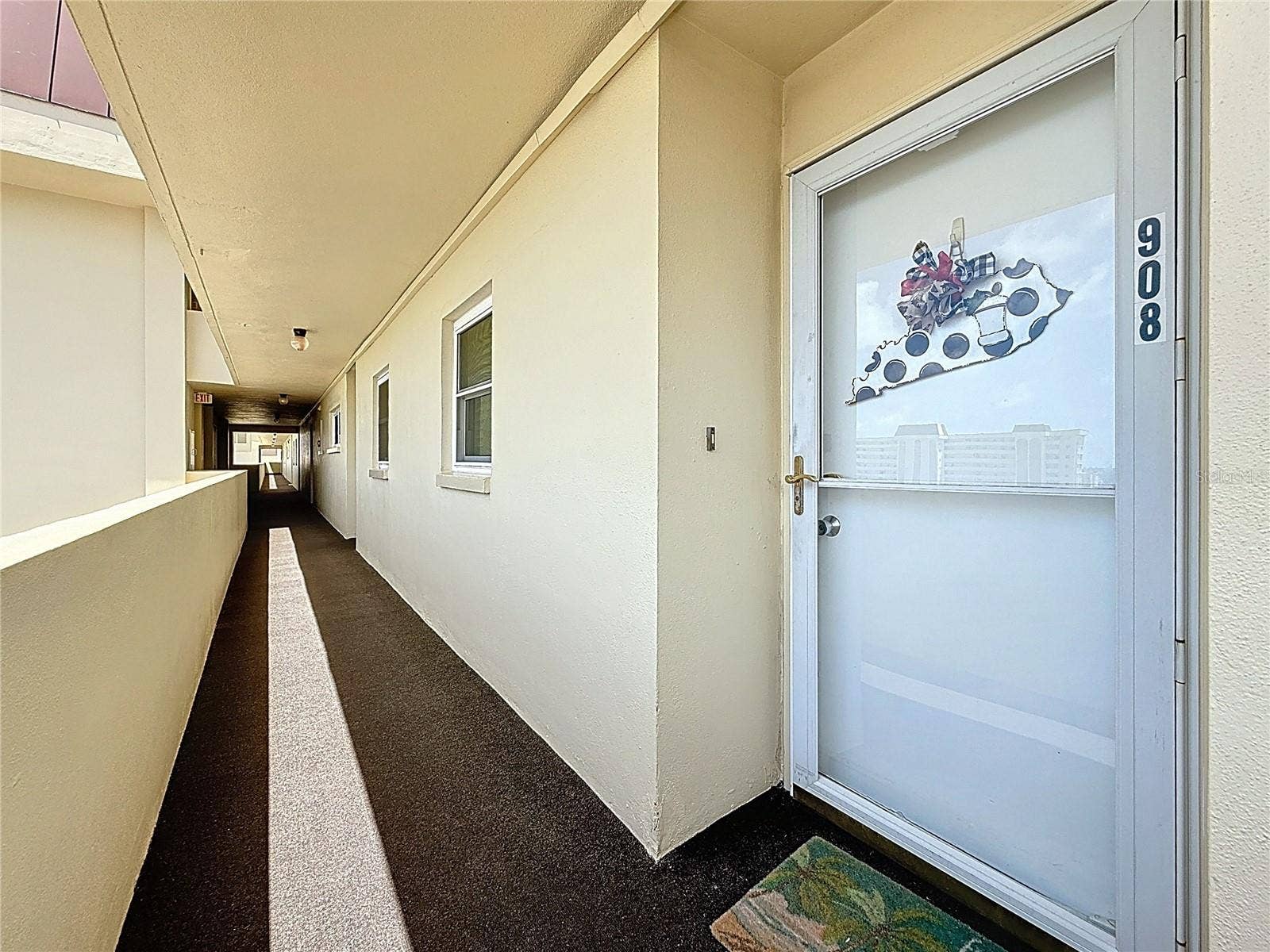 4725 COVE CIRCLE, #908, St Petersburg, FL 33708 Welcome to your new home that is updated, was high and dry from the hurricanes and offers great views.