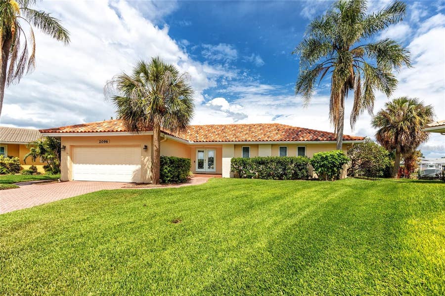 Property photo for 2096 MASSACHUSETTS AVENUE NE, St Petersburg, FL