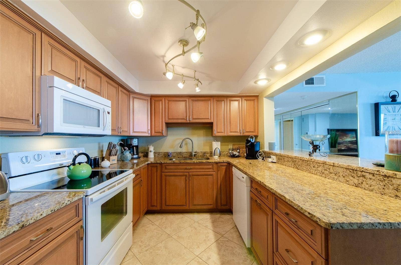 1460 GULF BOULEVARD, #1105, Clearwater Beach, FL 33767 1460 GULF BOULEVARD, #1105, Clearwater Beach, FL 33767