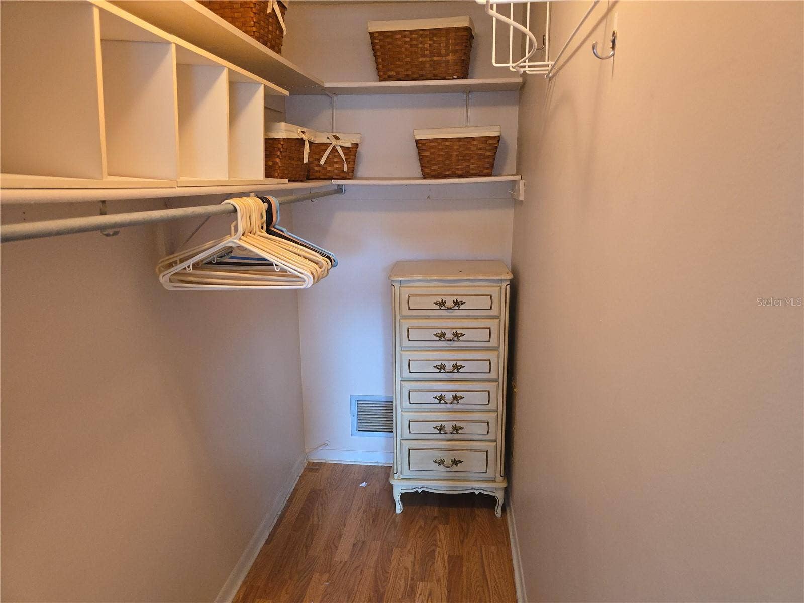 MASTER WALKIN CLOSET
