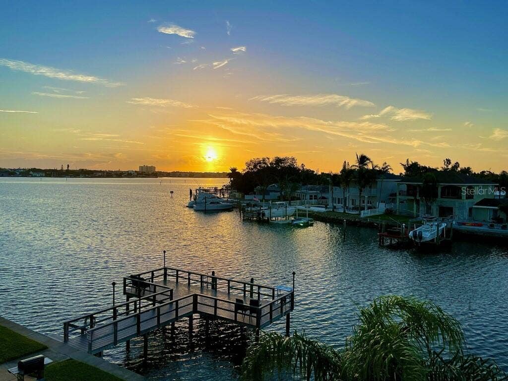 1893 SHORE DRIVE S, #209, South Pasadena, FL 33707 Sunrise from the Florida Room.