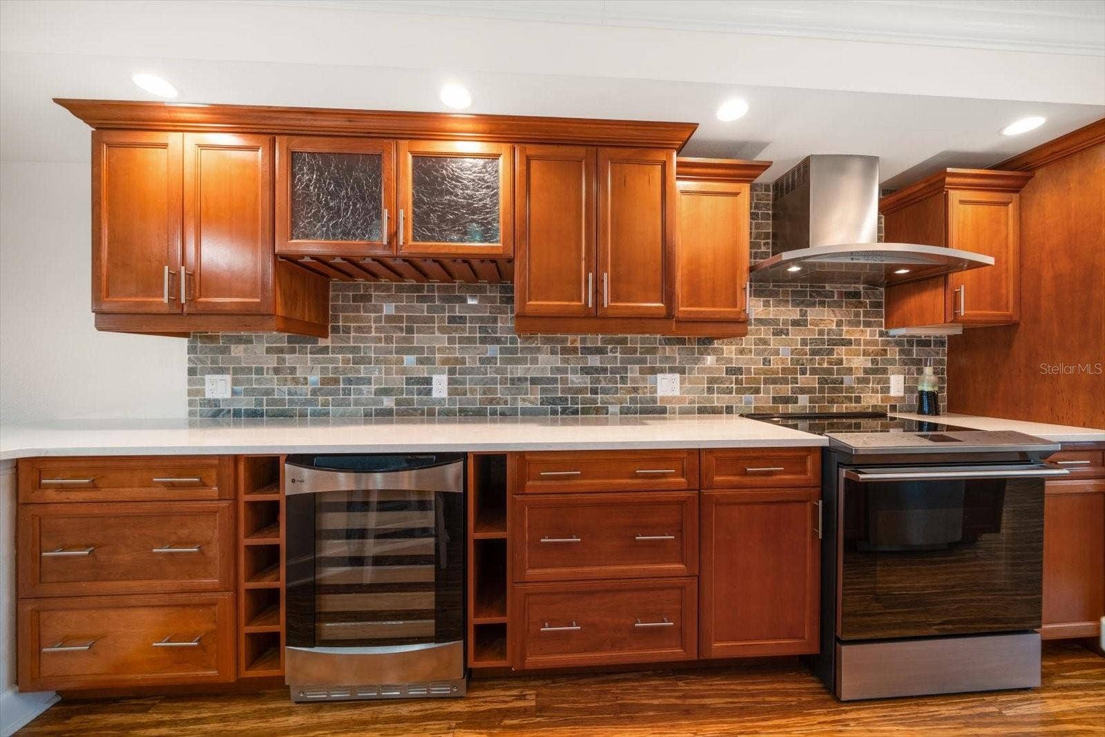 119 MARINA DEL REY COURT, Clearwater Beach, FL 33767 Fine finishes found throughout the kitchen with high-end appliances & custom cabinetry.