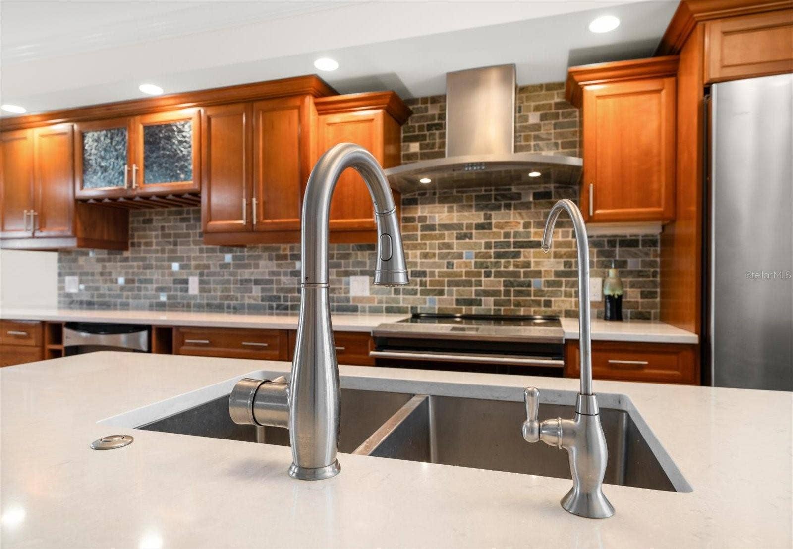 119 MARINA DEL REY COURT, Clearwater Beach, FL 33767 Cooking is a delight in this impressive kitchen!