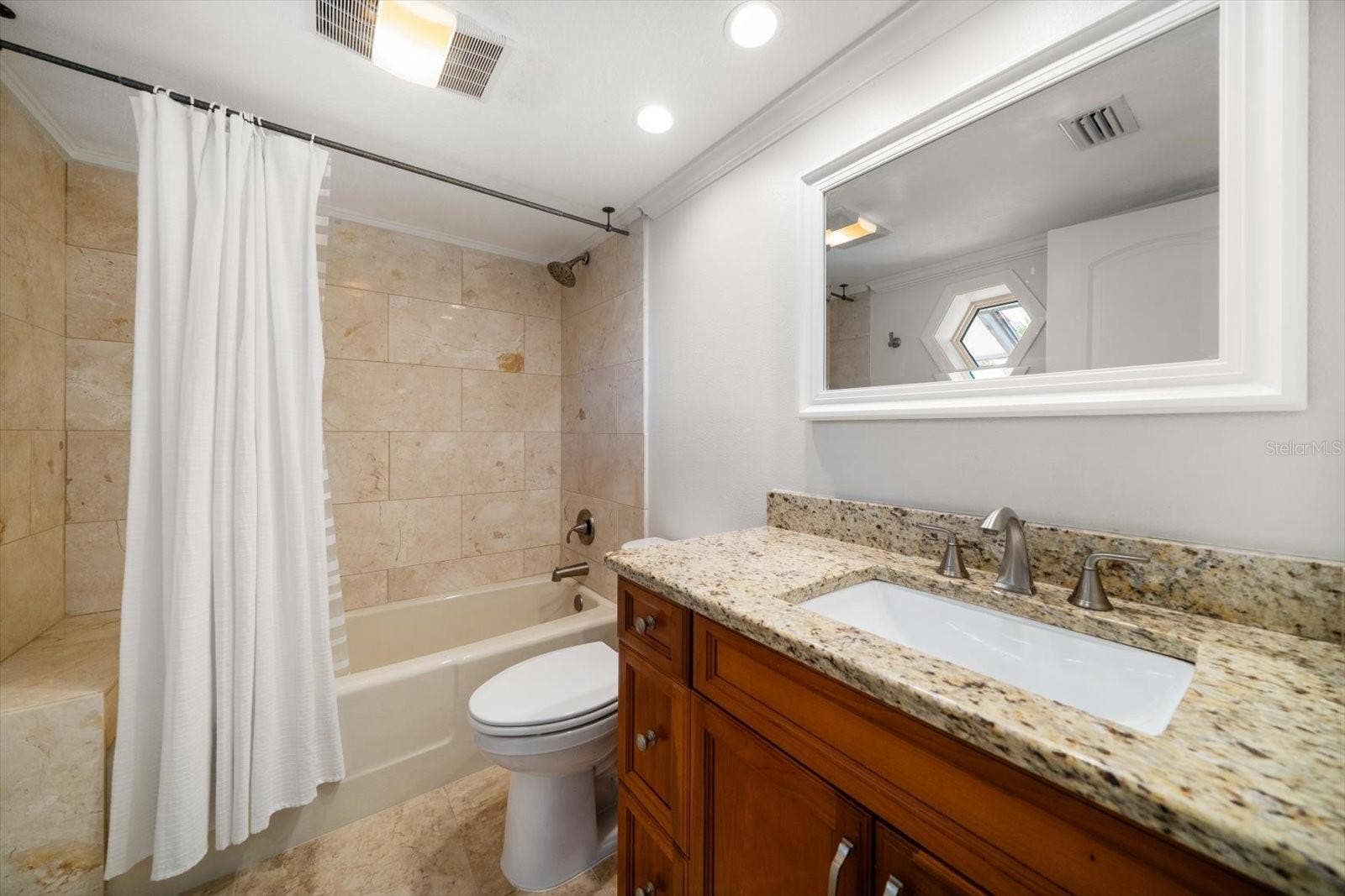 119 MARINA DEL REY COURT, Clearwater Beach, FL 33767 Ensuite bathroom in third bedroom.