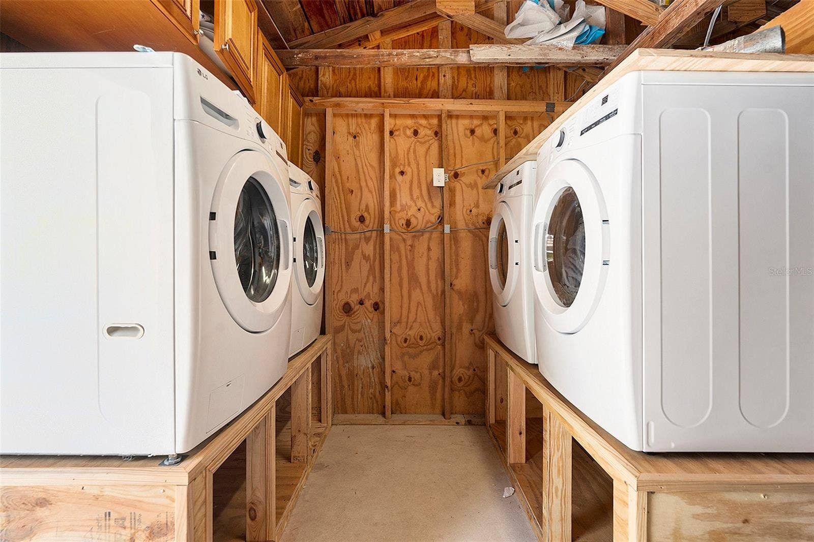 8425 W GULF BOULEVARD, Treasure Island, FL 33706 additional laundry in garage