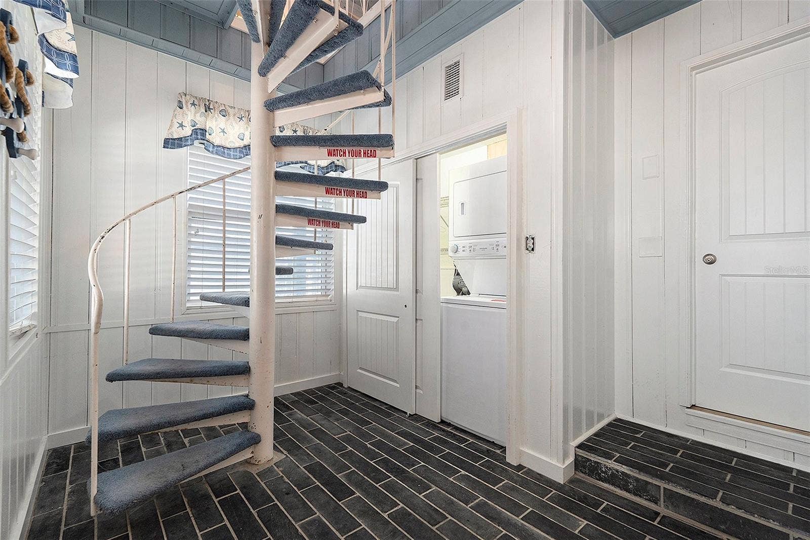 8425 W GULF BOULEVARD, Treasure Island, FL 33706 Hampton breezeway / laundry