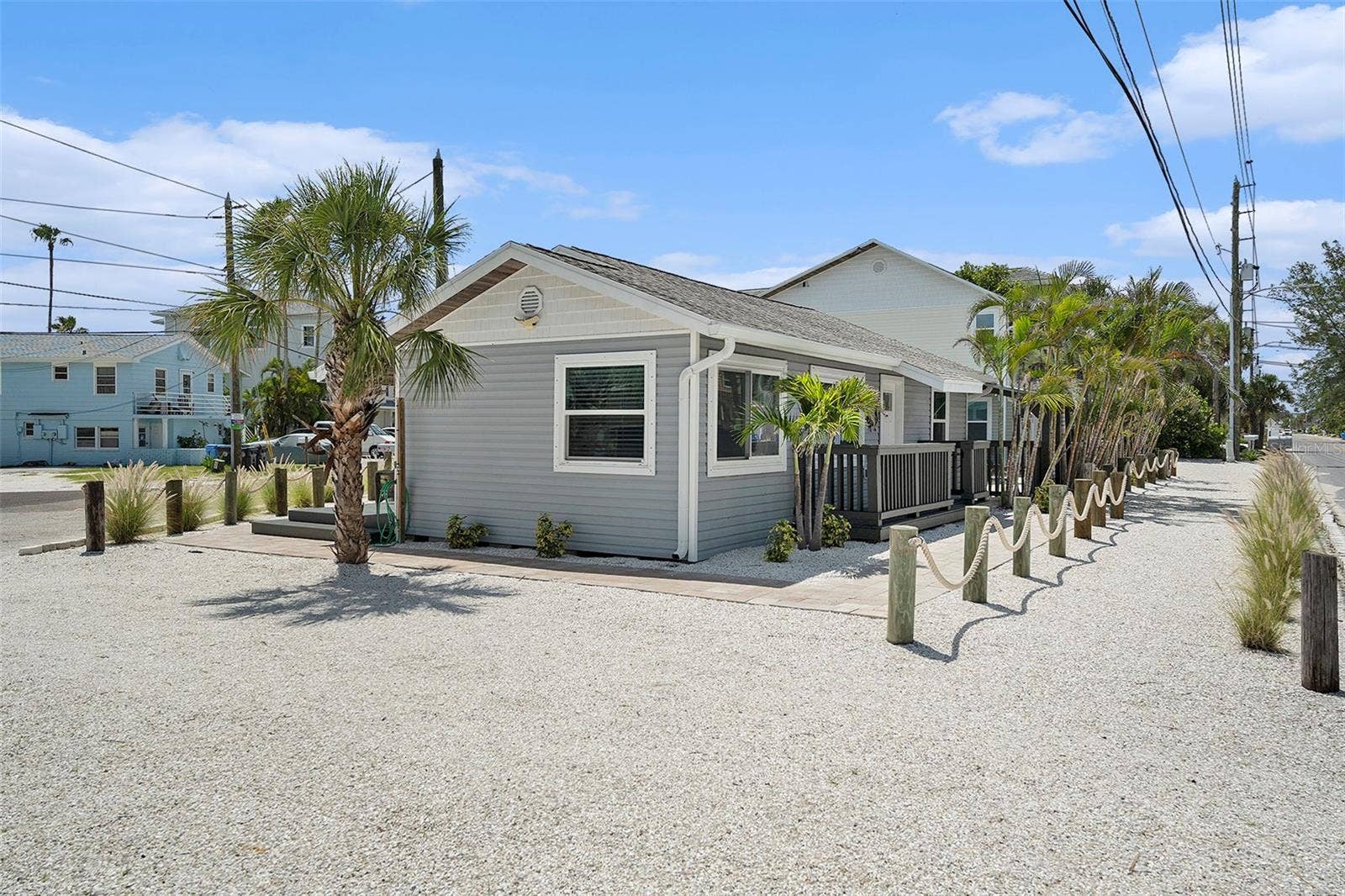 8425 W GULF BOULEVARD, Treasure Island, FL 33706 Montauk driveway