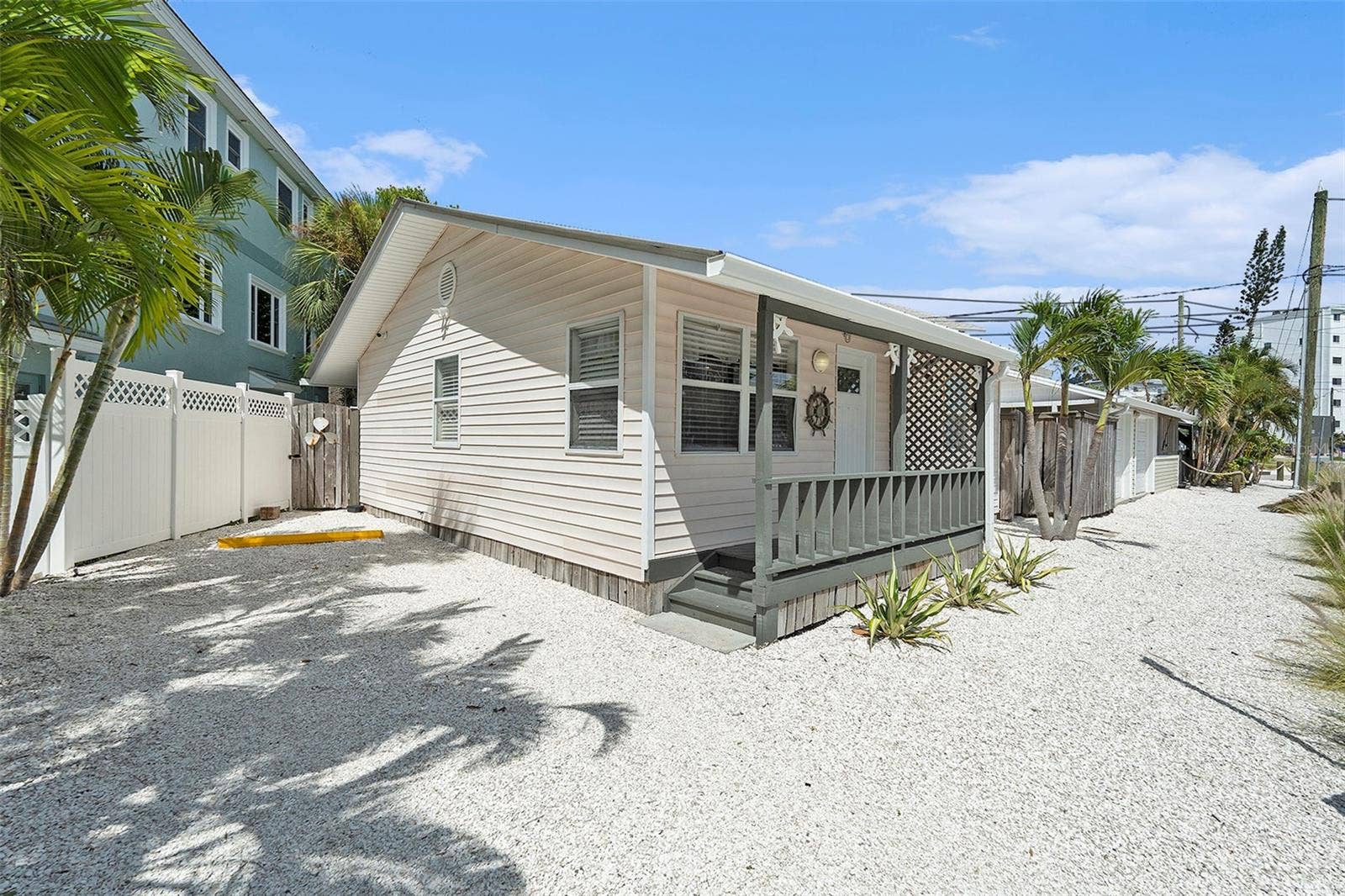 8425 W GULF BOULEVARD, Treasure Island, FL 33706 Sag driveway