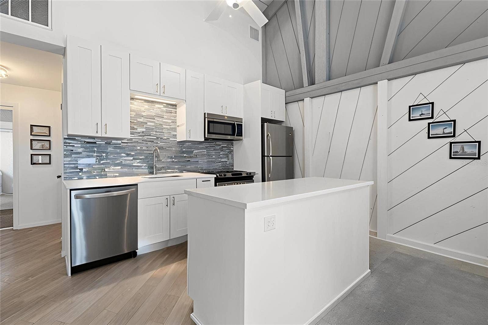 8425 W GULF BOULEVARD, Treasure Island, FL 33706 Hampton kitchen