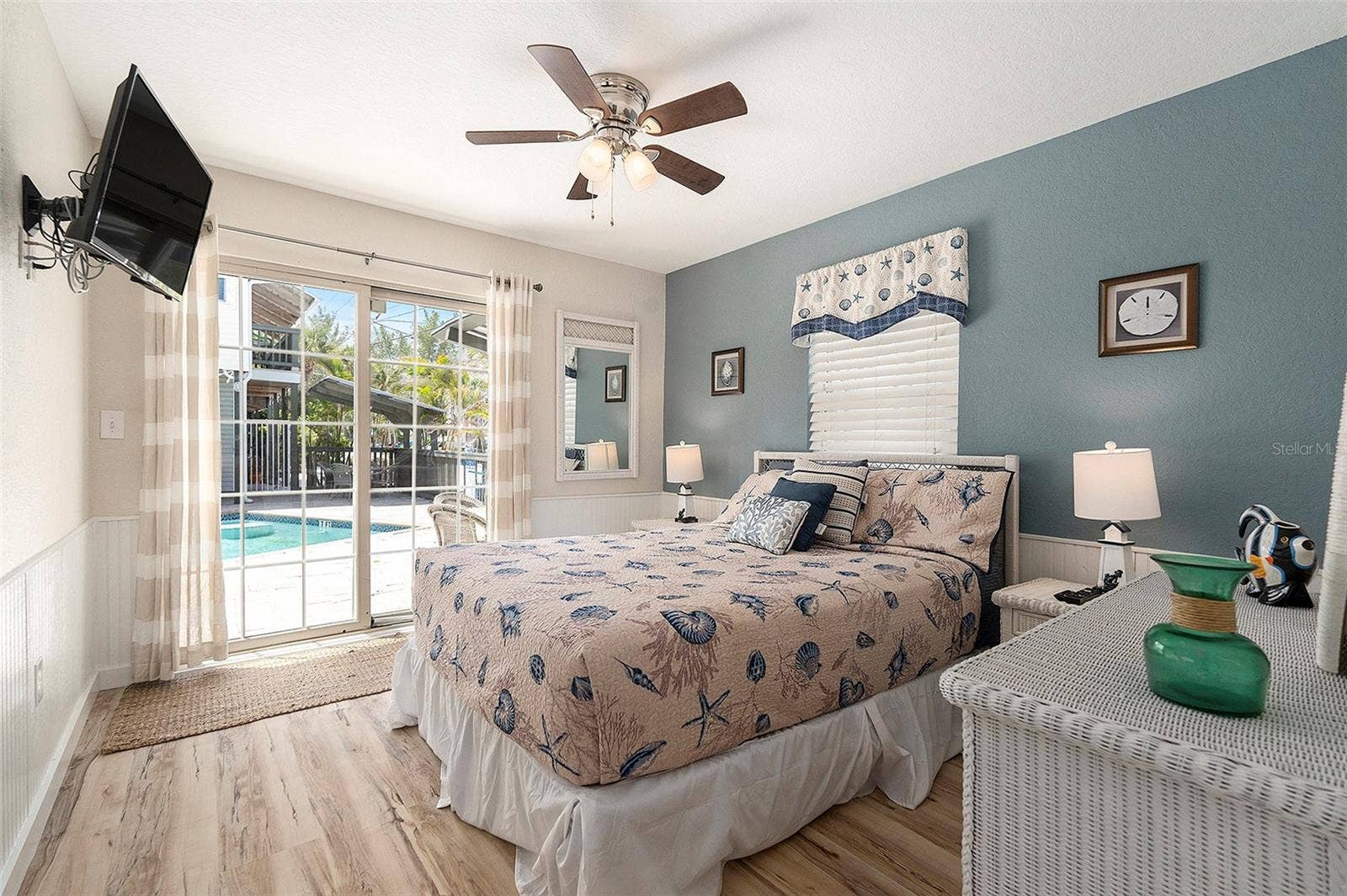 8425 W GULF BOULEVARD, Treasure Island, FL 33706 Montauk queen bed