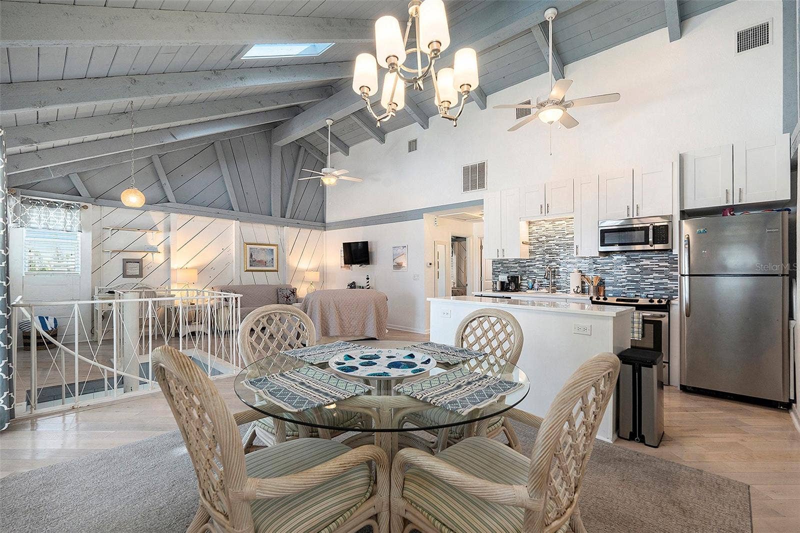 8425 W GULF BOULEVARD, Treasure Island, FL 33706 Hampton dining kitchen