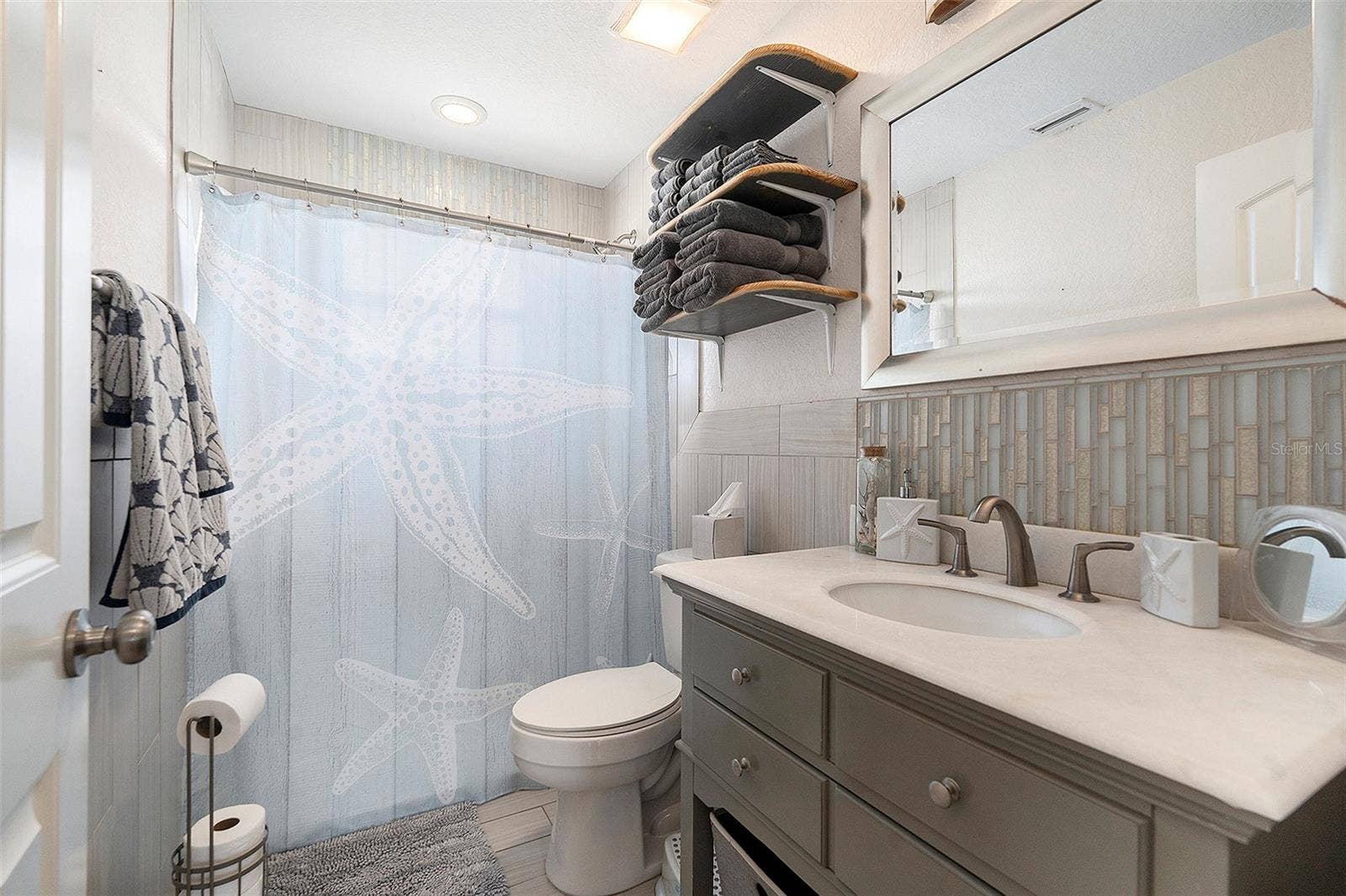 8425 W GULF BOULEVARD, Treasure Island, FL 33706 Hampton bath