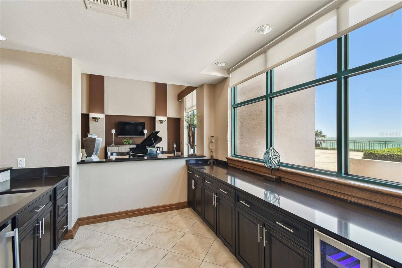 1560 GULF BOULEVARD, #306, Clearwater Beach, FL 33767 Community Room-hightop bar
