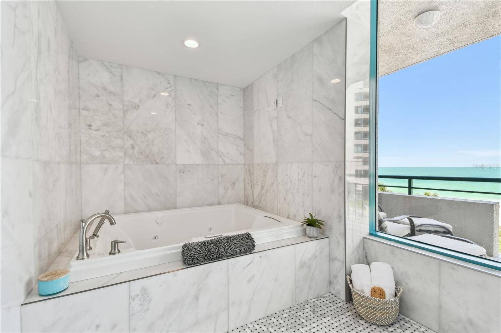 1560 GULF BOULEVARD, #306, Clearwater Beach, FL 33767 Primary En Suite whirlpool tub with Gulf views