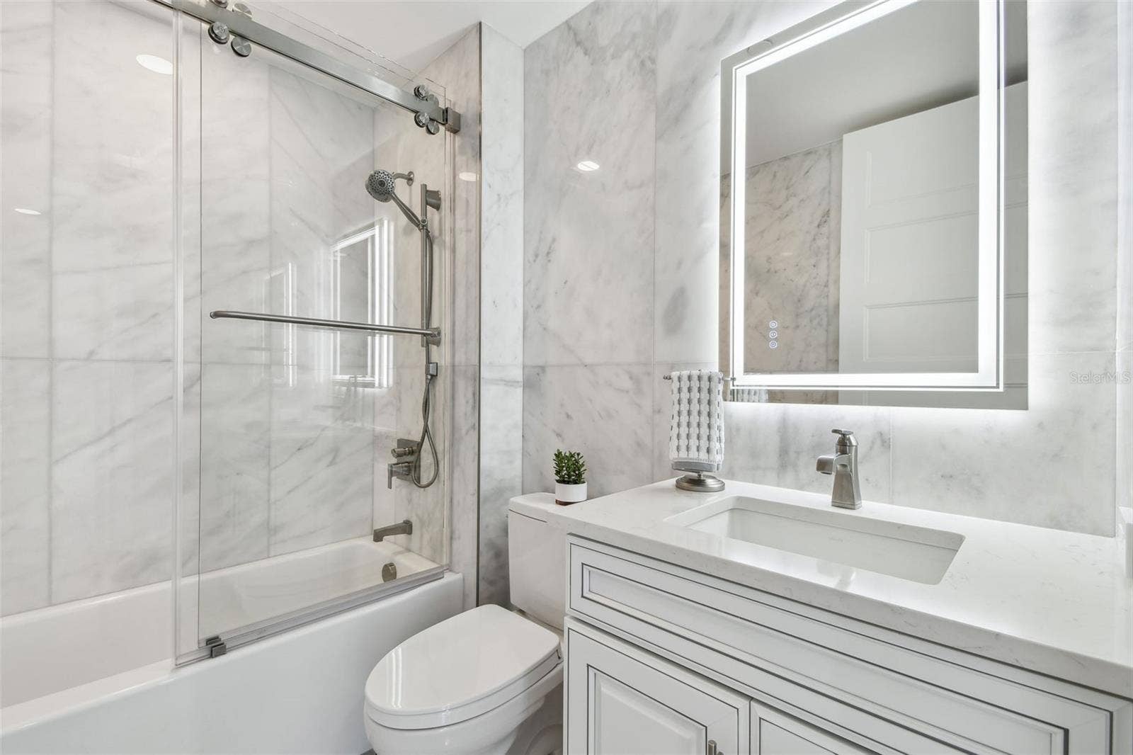 1560 GULF BOULEVARD, #306, Clearwater Beach, FL 33767 Second level guest bath