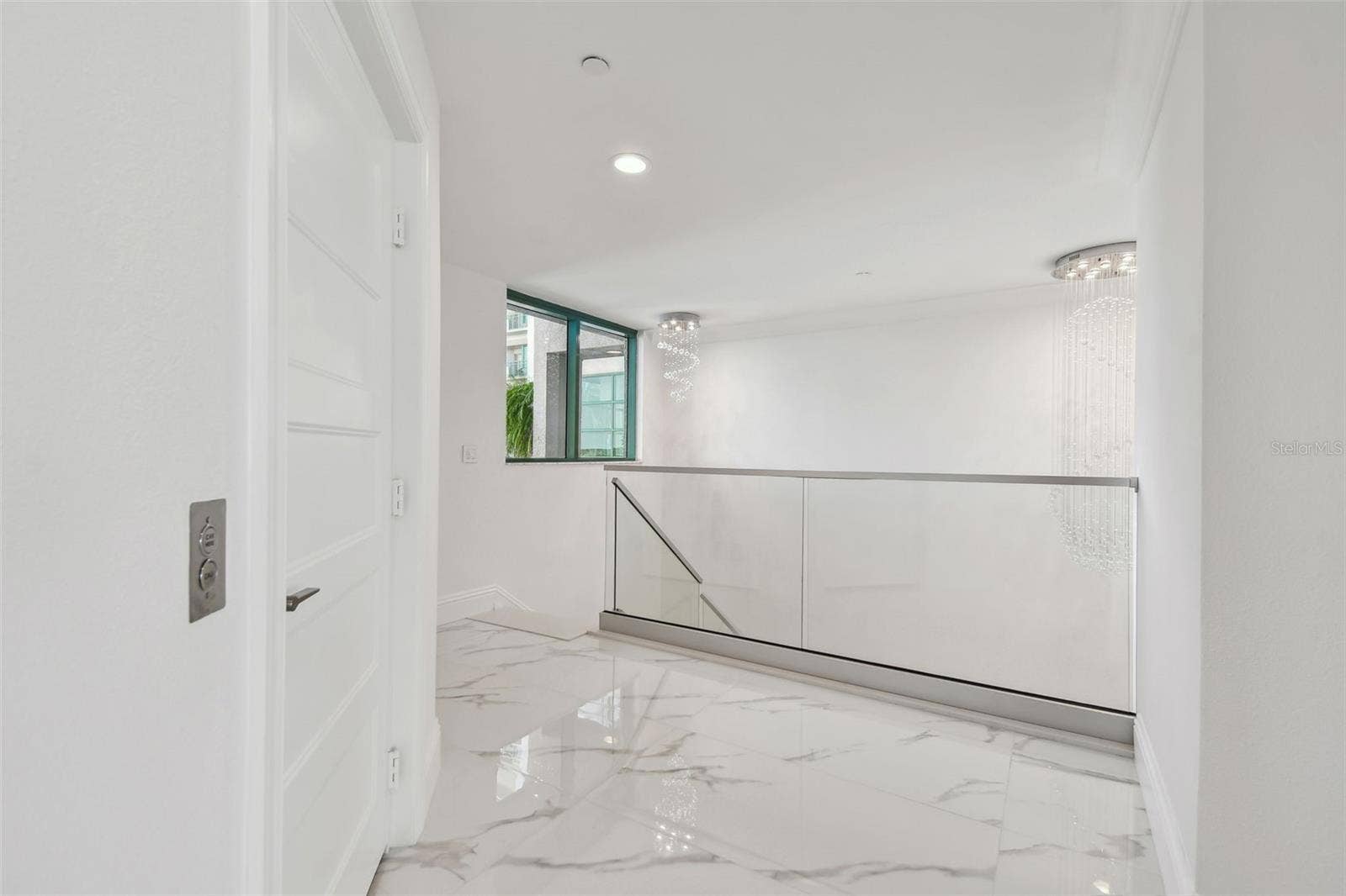 1560 GULF BOULEVARD, #306, Clearwater Beach, FL 33767 Second floor landing off staircase.