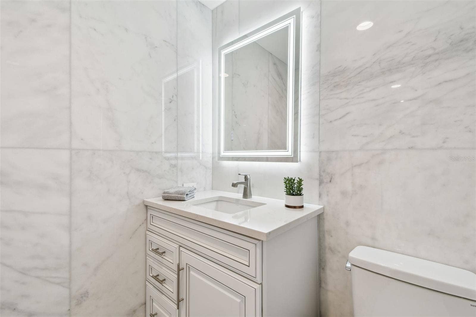 1560 GULF BOULEVARD, #306, Clearwater Beach, FL 33767 Main level half bath