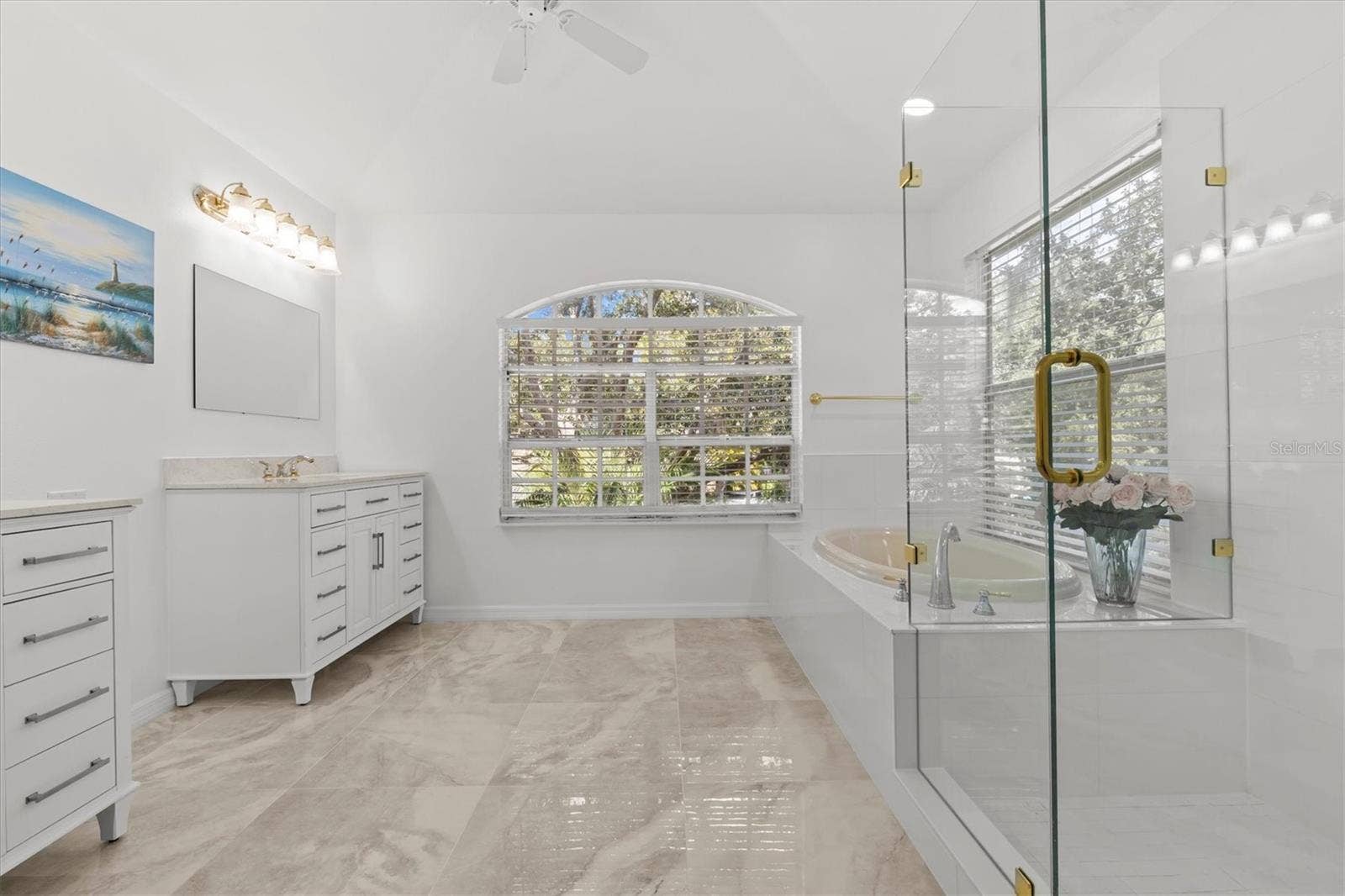 Prinary bathroom