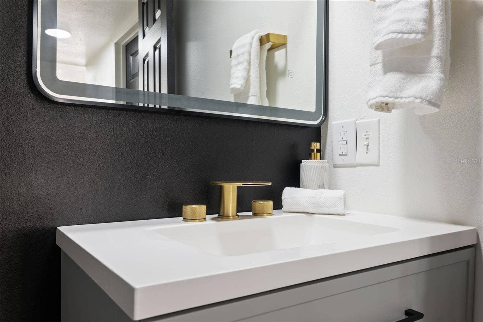 900 79TH STREET S, St Petersburg, FL 33707 Powder Room
