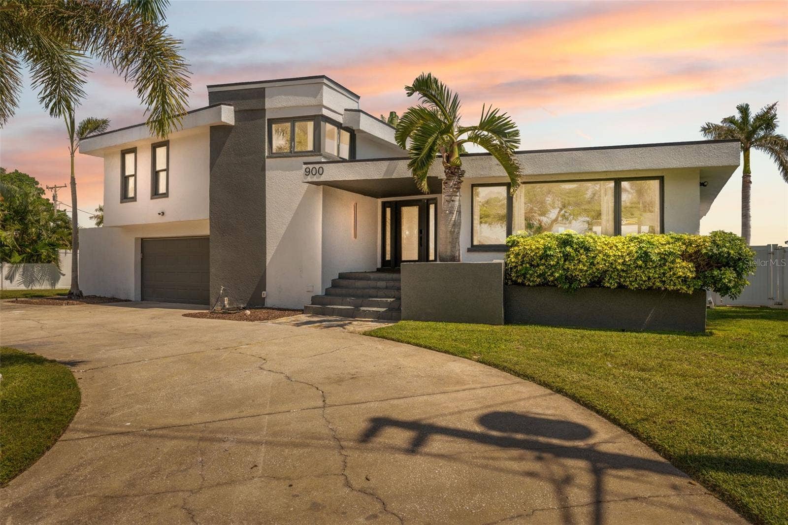 900 79TH STREET S, St Petersburg, FL 33707 The good life awaits!