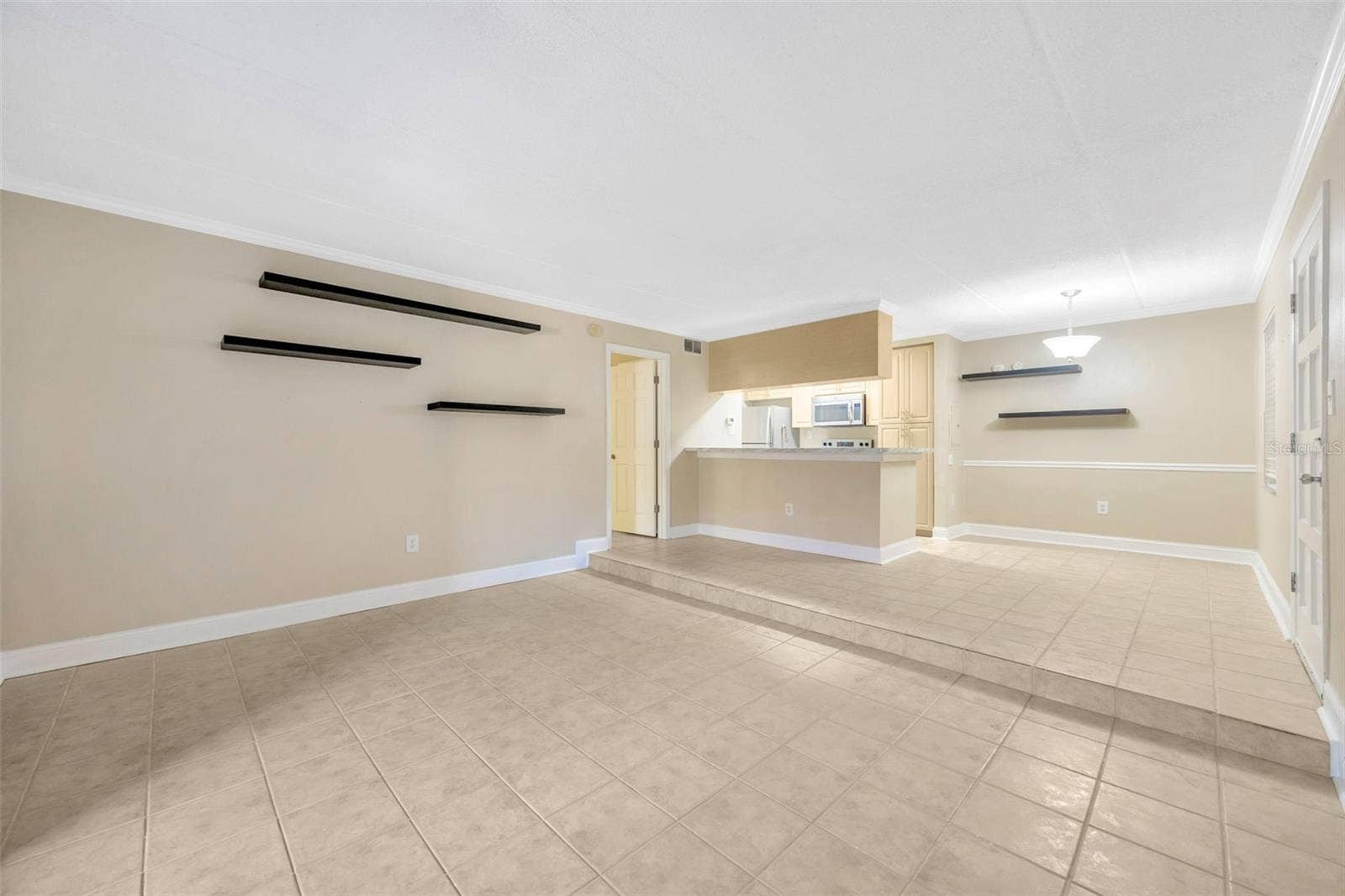 5305 SAN SEBASTIAN COURT, #127, Tampa, FL 33609 Living room