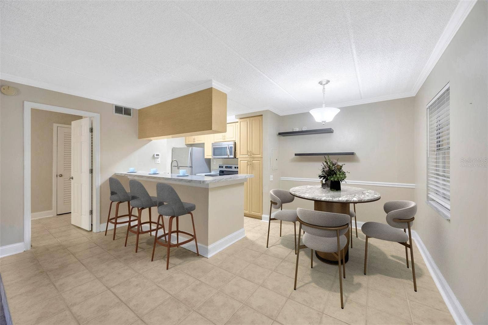 5305 SAN SEBASTIAN COURT, #127, Tampa, FL 33609 Dining Area bar Virtually staged