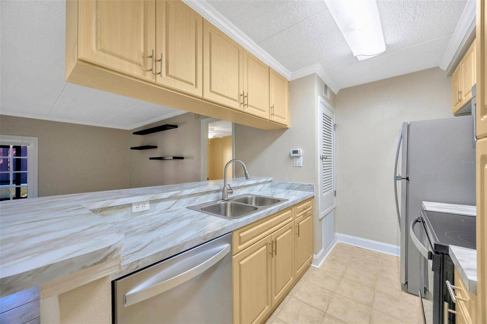 5305 SAN SEBASTIAN COURT, #127, Tampa, FL 33609 Kitchen