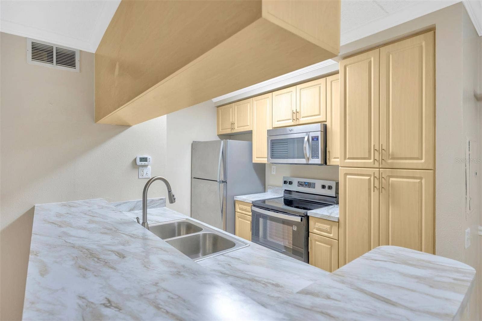 5305 SAN SEBASTIAN COURT, #127, Tampa, FL 33609 Eat at counter