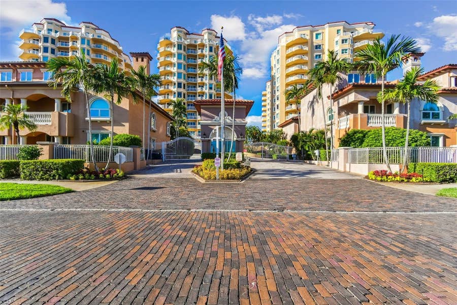 Property photo for 555 5TH AVENUE NE, #424, St Petersburg, FL