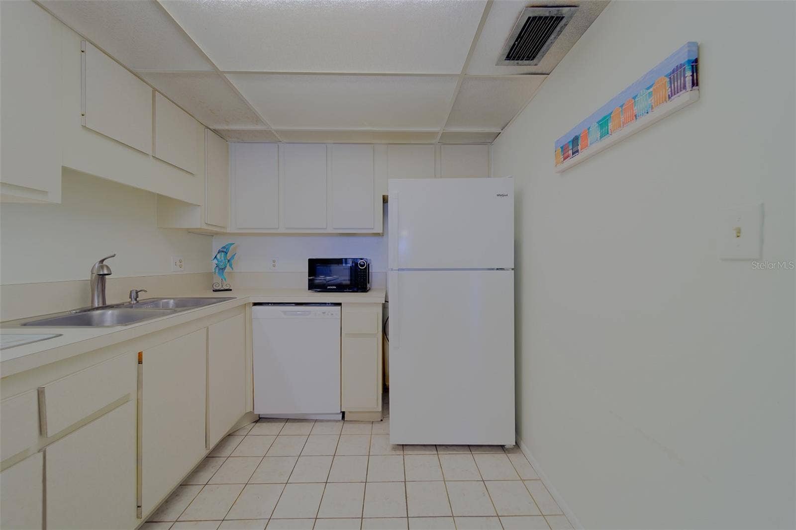 Kitchen with eat in area