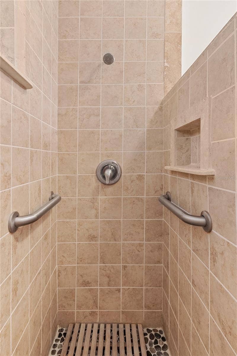 1006 11TH AVENUE W, Bradenton, FL 34205 shower