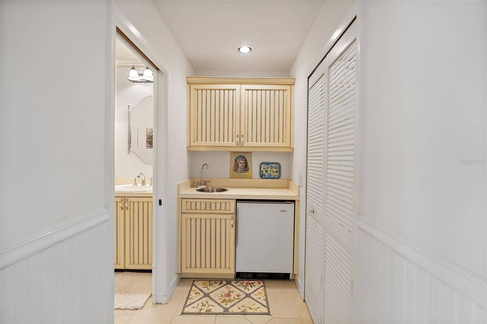 Coffee/wet bar area